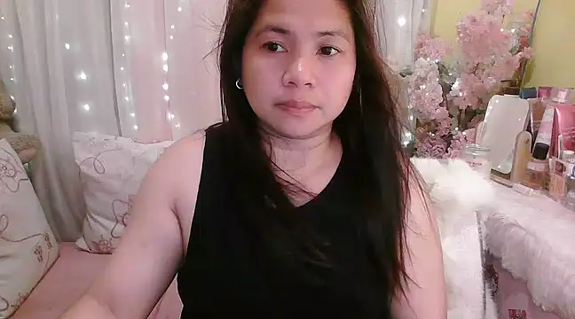 Snapshot of OhmyPinay chatting on February 18, 5:42 am OhmyPinay online show from February 18, 5:42 am