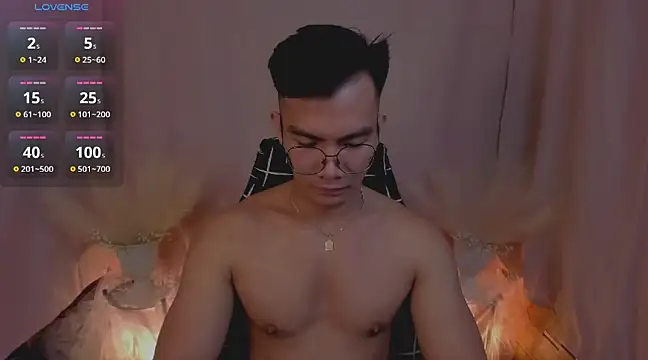 Snapshot of 000batman000 chatting on December 11, 1:15 am 000batman000 online show from December 11, 1:15 am