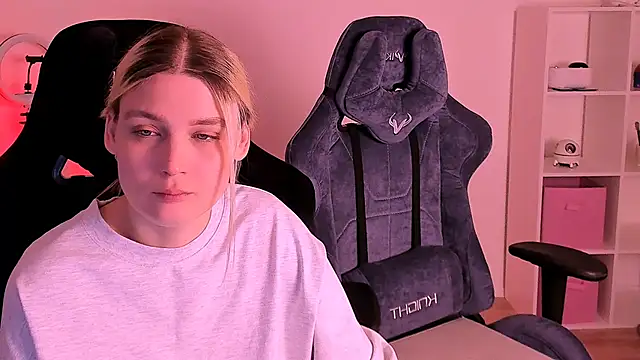 hotblonds online show from December 19, 6:34 am