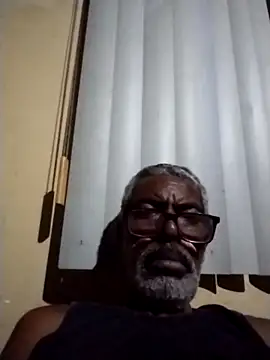 Snapshot of Thadew chatting on December 4, 3:27 am Thadew online show from December 4, 3:27 am