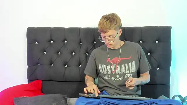 A sexy couple   online show from October 5, 1:59 am