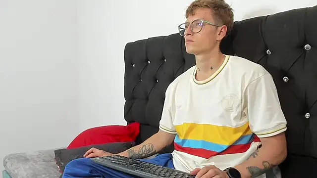 A sexy couple   online show from October 5, 9:13 pm