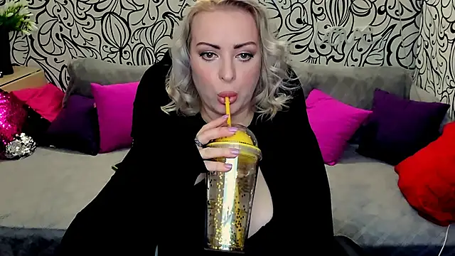 Snapshot of Hotdreamhere chatting on February 5, 11:02 am Hotdreamhere online show from February 5, 11:02 am