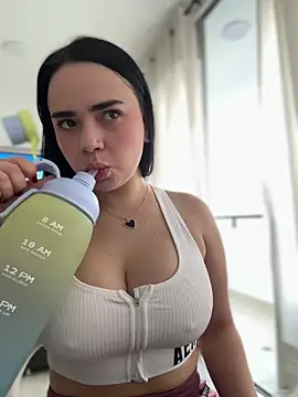 Snapshot of GeorginaJones chatting on February 2, 10:39 pm GeorginaJones online show from February 2, 10:39 pm