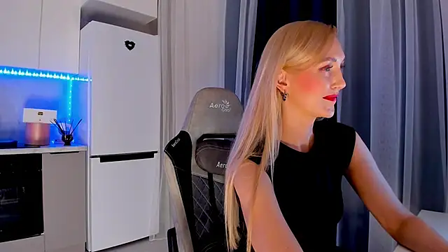 Snapshot of HotyPlays chatting on February 13, 1:05 pm HotyPlays online show from February 13, 1:05 pm