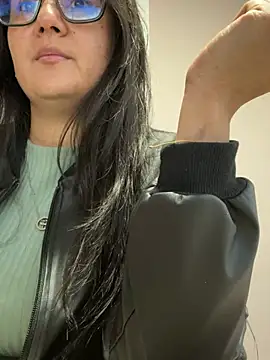 Snapshot of SWEETLILY18 chatting on December 20, 11:21 am SWEETLILY18 online show from December 20, 11:21 am