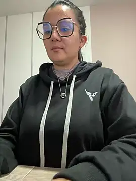 Snapshot of SWEETLILY18 chatting on December 23, 2:17 pm SWEETLILY18 online show from December 23, 2:17 pm