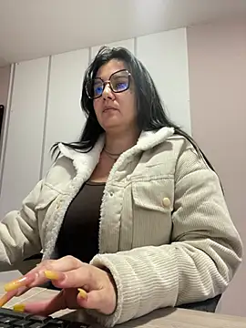 Snapshot of SWEETLILY18 chatting on January 4, 11:33 am SWEETLILY18 online show from January 4, 11:33 am