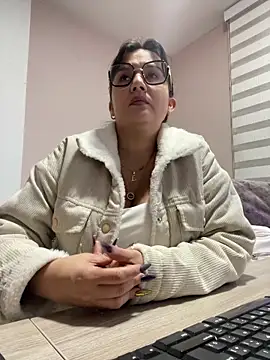 Snapshot of SWEETLILY18 chatting on February 5, 11:23 am SWEETLILY18 online show from February 5, 11:23 am