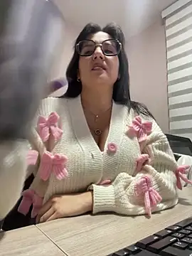 Snapshot of SWEETLILY18 chatting on February 6, 11:21 am SWEETLILY18 online show from February 6, 11:21 am