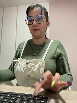 Snapshot of SWEETLILY18 chatting on February 11, 11:21 am SWEETLILY18 online show from February 11, 11:21 am