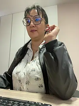 Snapshot of SWEETLILY18 chatting on February 13, 11:17 am SWEETLILY18 online show from February 13, 11:17 am