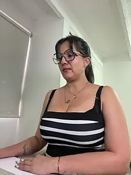 Snapshot of SWEETLILY18 chatting on March 4, 9:32 pm SWEETLILY18 online show from March 4, 9:32 pm