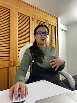 Snapshot of SWEETLILY18 chatting on October 1, 9:54 pm SWEETLILY18 online show from October 1, 9:54 pm