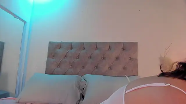 isa kiss online show from February 2, 12:15 pm