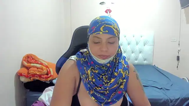 Leylafourniert online show from February 12, 11:30 pm