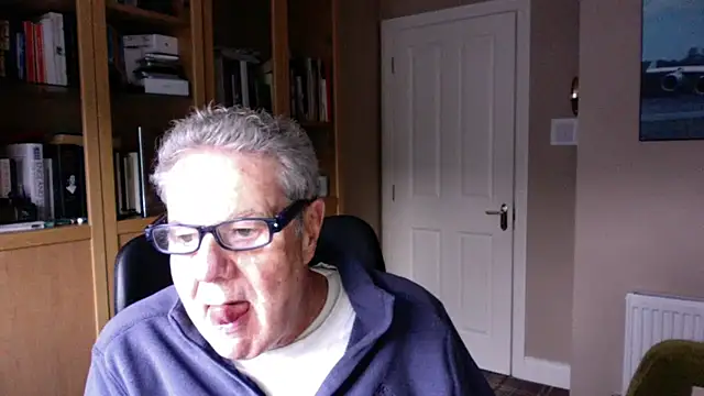 Snapshot of Oldpistolpete chatting on December 1, 9:36 am Oldpistolpete online show from December 1, 9:36 am