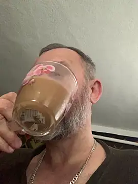 Snapshot of GHsveter chatting on November 6, 8:04 am GHsveter online show from November 6, 8:04 am