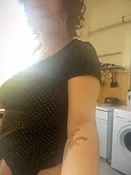 Snapshot of callmelouve chatting on February 26, 8:59 am callmelouve online show from February 26, 8:59 am