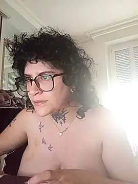 Snapshot of callmelouve chatting on October 9, 12:14 pm callmelouve online show from October 9, 12:14 pm