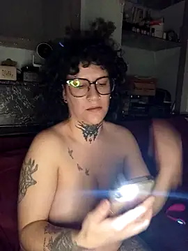 Snapshot of callmelouve chatting on December 18, 1:00 am callmelouve online show from December 18, 1:00 am