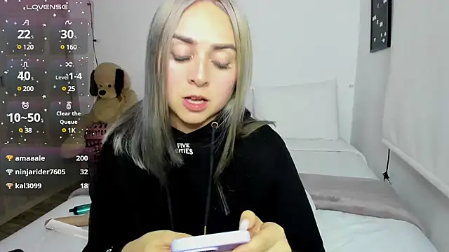 Snapshot of sophi_mooreno chatting on December 2, 2:31 am sophi mooreno online show from December 2, 2:31 am