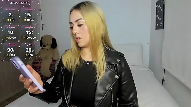 Snapshot of sophi_mooreno chatting on March 5, 2:25 am sophi mooreno online show from March 5, 2:25 am