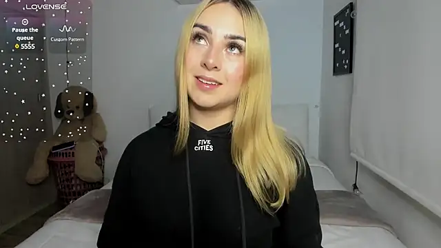 Snapshot of sophi_mooreno chatting on March 12, 12:53 am sophi mooreno online show from March 12, 12:53 am