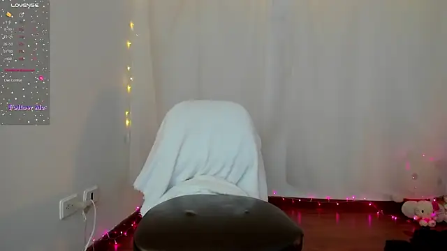 Snapshot of Silvanna-Moree chatting on December 29, 8:37 pm Silvanna-Moree online show from December 29, 8:37 pm