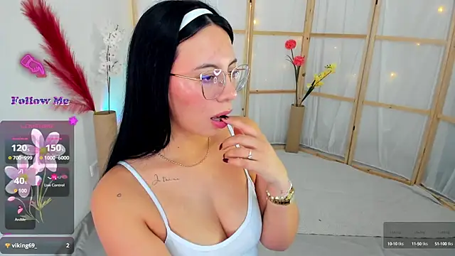 Snapshot of Silvanna-Moree chatting on September 29, 5:18 pm Silvanna-Moree online show from September 29, 5:18 pm