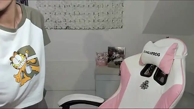 Snapshot of MacDelice chatting on December 3, 5:20 am MacDelice online show from December 3, 5:20 am