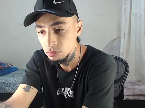 Snapshot of emiliano_hottt chatting on March 8, 5:38 am emiliano hottt online show from March 8, 5:38 am