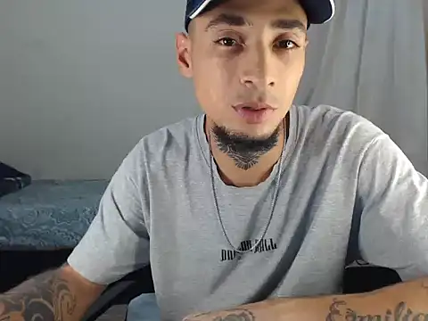 Snapshot of emiliano_hottt chatting on March 9, 7:12 am emiliano hottt online show from March 9, 7:12 am