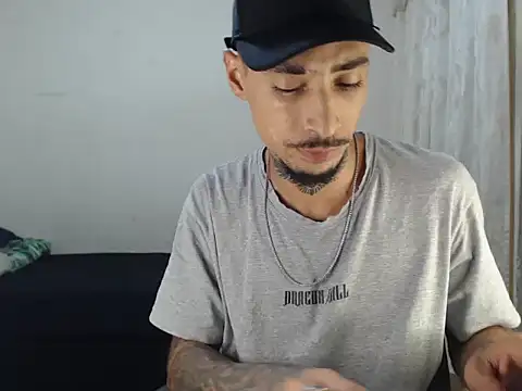 Snapshot of emiliano_hottt chatting on October 13, 4:01 am emiliano hottt online show from October 13, 4:01 am