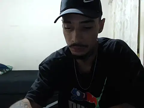 Snapshot of emiliano_hottt chatting on October 13, 10:10 pm emiliano hottt online show from October 13, 10:10 pm