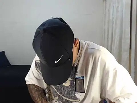 Snapshot of emiliano_hottt chatting on October 27, 8:24 pm emiliano hottt online show from October 27, 8:24 pm