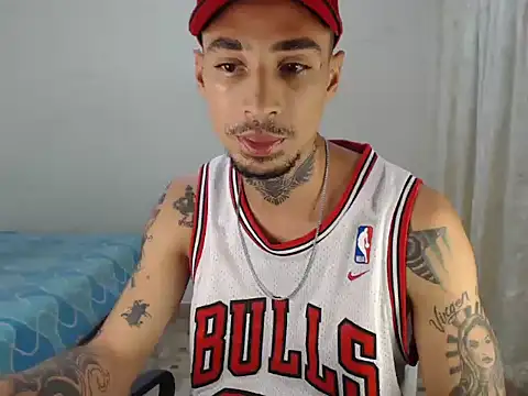 Snapshot of emiliano_hottt chatting on December 1, 6:02 pm emiliano hottt online show from December 1, 6:02 pm