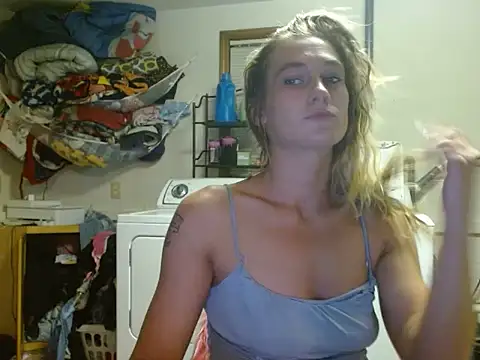 Snapshot of missymilf chatting on October 17, 3:31 am missymilf online show from October 17, 3:31 am