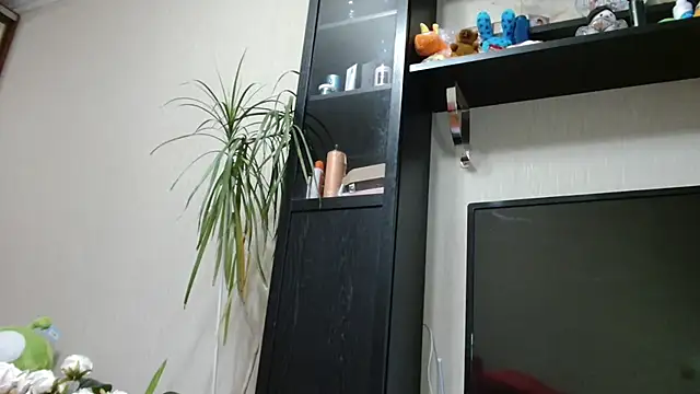 KiraGoldens online show from December 16, 6:18 am