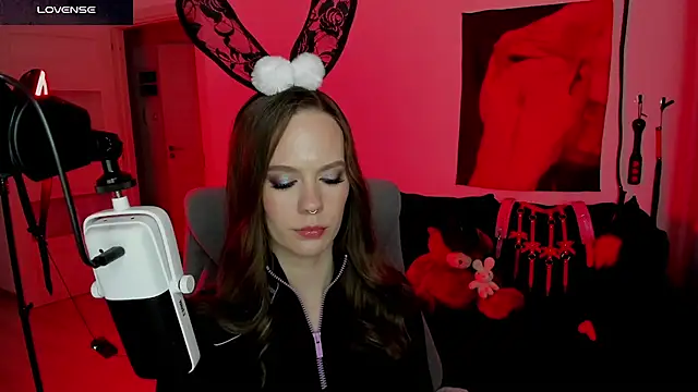 DivineBite online show from April 10, 6:56 pm