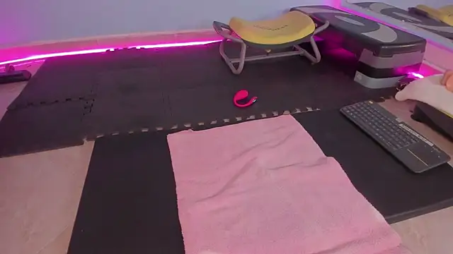 Snapshot of liagirl_cute chatting on March 7, 3:51 am liagirl cute online show from March 7, 3:51 am