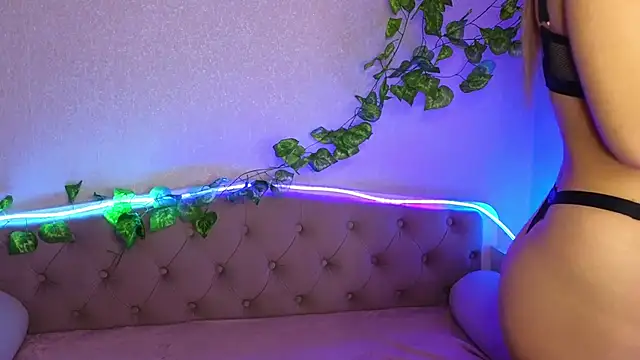 Snapshot of ParadisePleasure_ chatting on January 17, 1:47 am ParadisePleasure  online show from January 17, 1:47 am