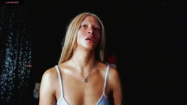 Snapshot of Summer_XO chatting on January 27, 12:01 am Summer XO online show from January 27, 12:01 am