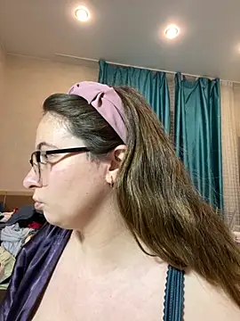 Snapshot of DienkaGreen chatting on December 1, 2:22 pm DienkaGreen online show from December 1, 2:22 pm