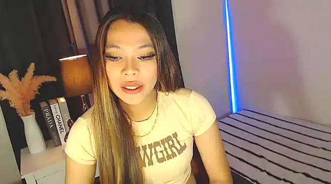 Snapshot of MajesticKitana chatting on December 11, 5:00 am MajesticKitana online show from December 11, 5:00 am