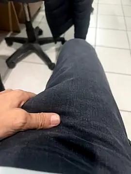 Snapshot of MAHKE12 chatting on November 24, 2:39 pm MAHKE12 online show from November 24, 2:39 pm