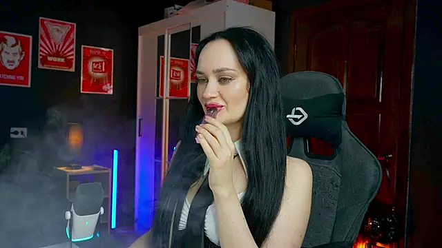 Snapshot of QueenAliss chatting on November 30, 7:01 am QueenAliss online show from November 30, 7:01 am