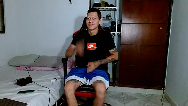 Snapshot of dickmaximum chatting on February 10, 4:33 pm dickmaximum online show from February 10, 4:33 pm