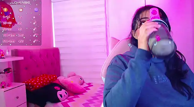 Snapshot of Vannessa__Shy chatting on December 13, 9:20 pm Vannessa  Shy online show from December 13, 9:20 pm