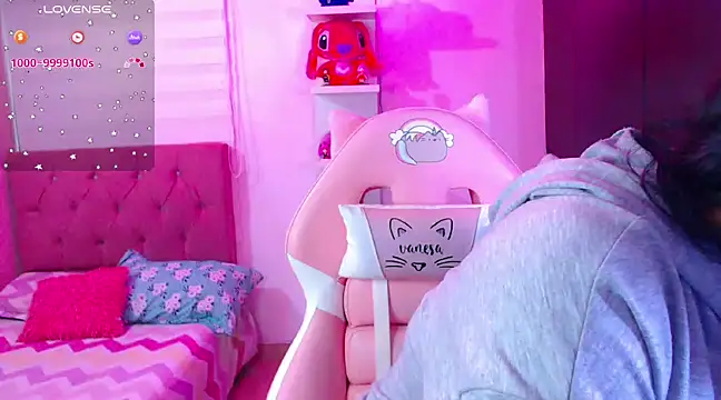 Snapshot of Vannessa__Shy chatting on December 30, 8:04 pm Vannessa  Shy online show from December 30, 8:04 pm